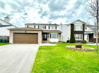 3776 Autumnwood St, Ottawa, ON K1T 2K8