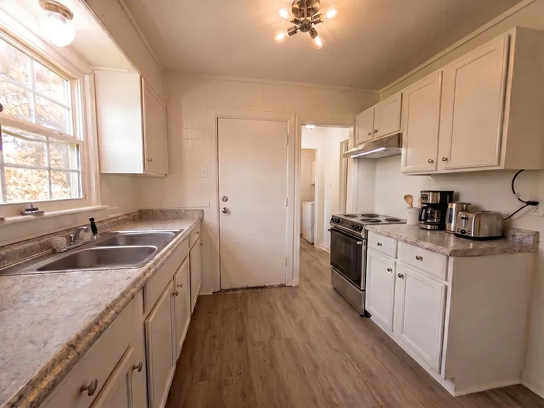 518 Burlington Cir — Photo 2