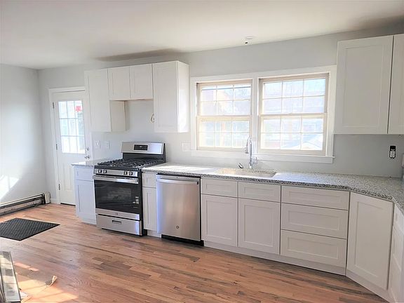 Large eat-in Kitchen with stainless steel appliances