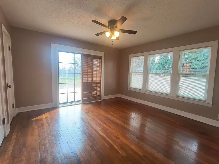 2425 Waco St — Photo 3