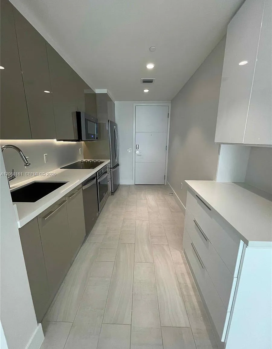 Metropica North Tower One — Photo 4