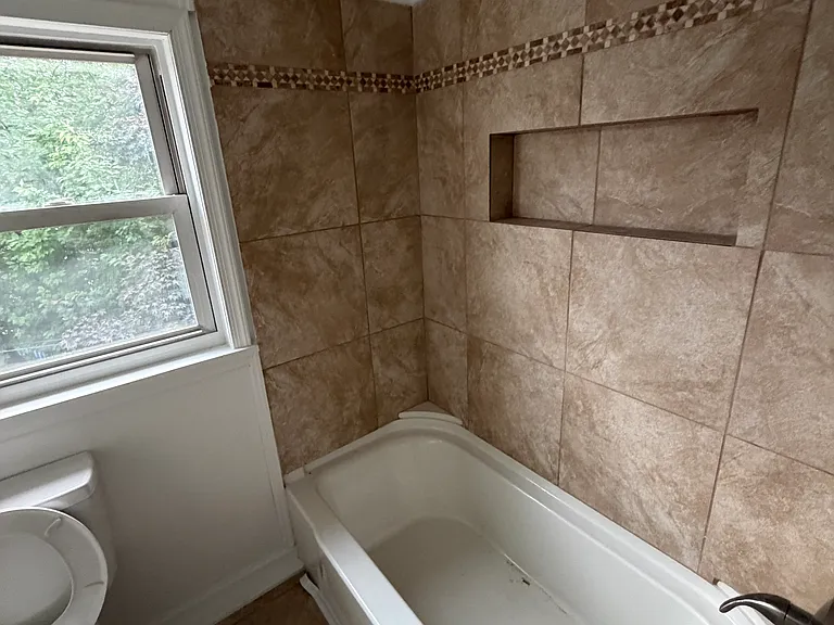 324 W Chestnut St — Photo 5