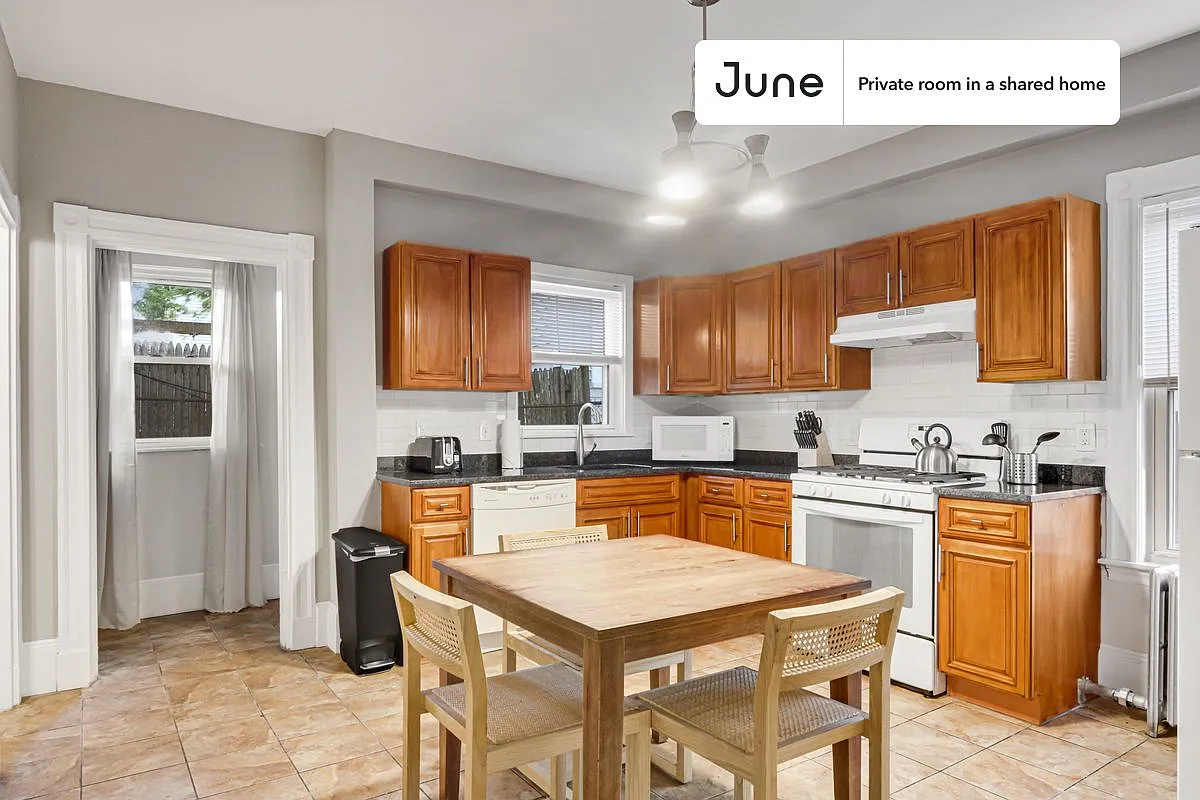 Queen bedroom in 4 bed/2 bath home in Allston #444 C — Photo 4