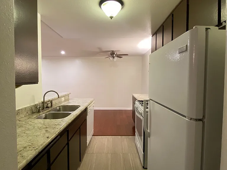 21000 Parthenia St #2 — Photo 3