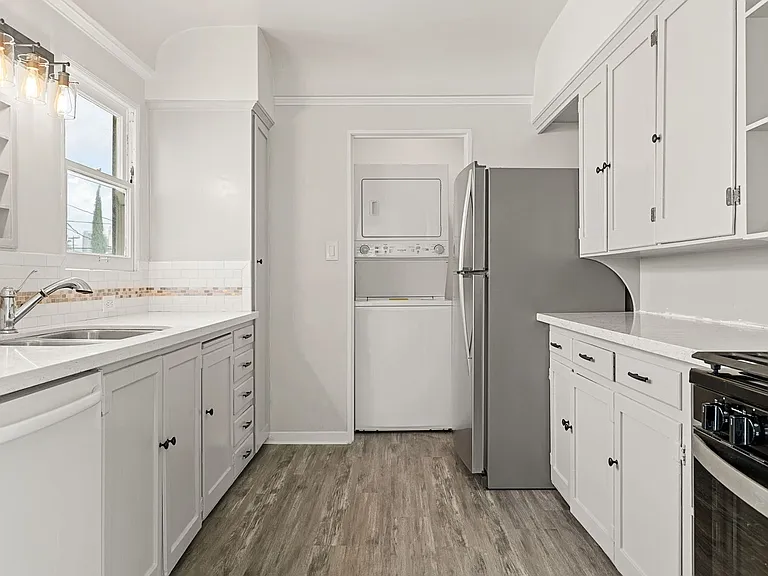 1740 Kelton Ave — Photo 17