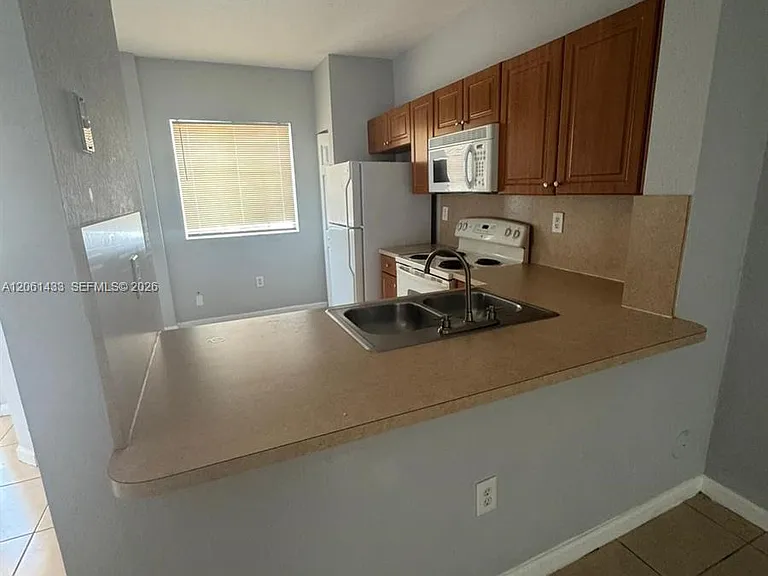 8811 S Isles Cir #8811 — Photo 1