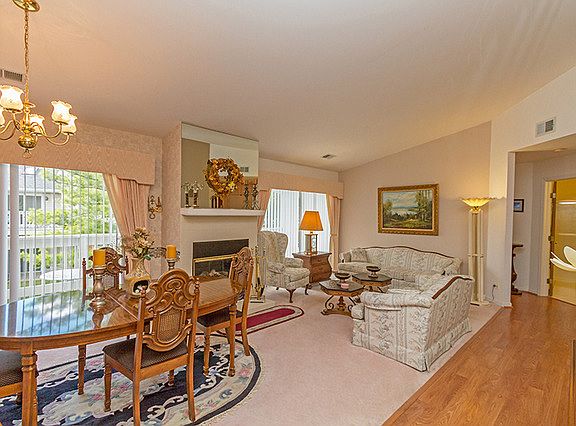 3rd image of 208 Columbia Ct Unit 2
