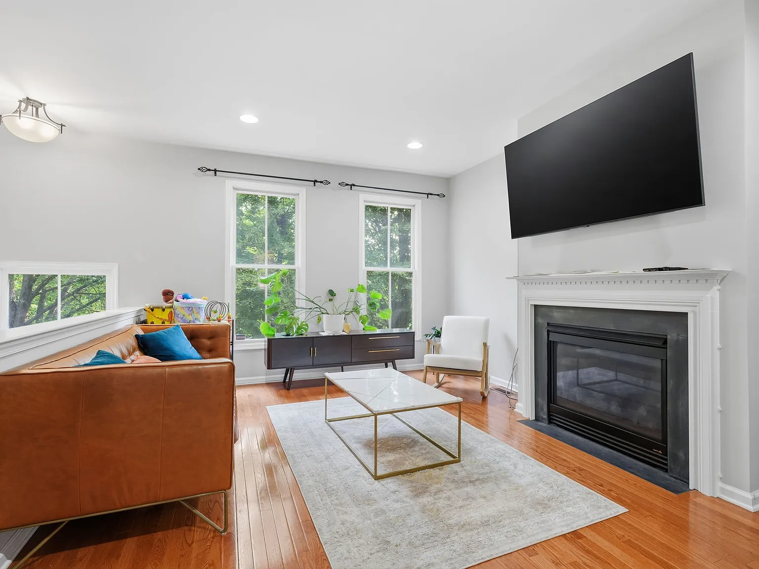 3 bed, 1998 sqft, $3,000 — Photo 2