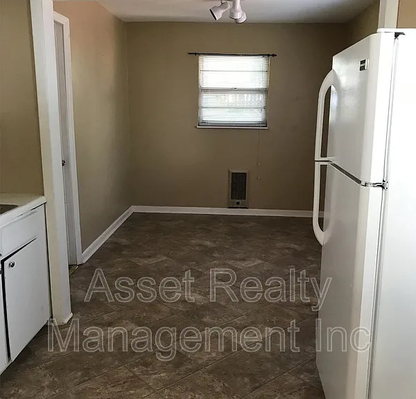 2315 Greenfield Ln — Photo 7