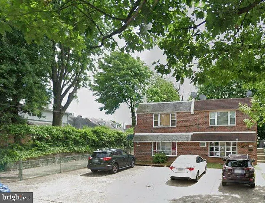 3 bed, 2.0 bath, 2340 sqft, $2,250 — Photo 1