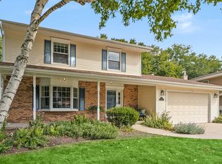 212 Londonderry Ct, Mundelein, IL 60060