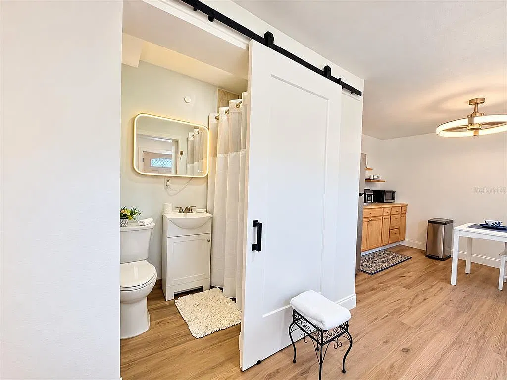 1 bed, 1.0 bath, 231 sqft, $1,200 — Photo 2