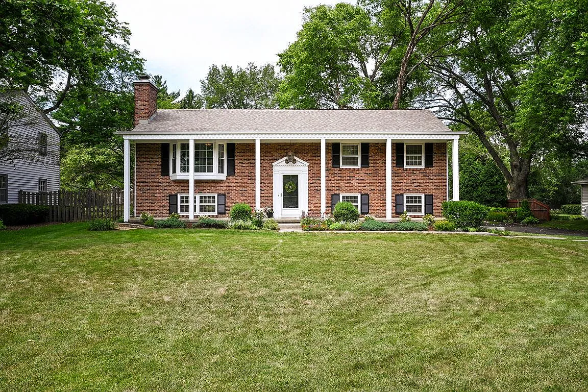 26W114 Menomini Dr photo 1