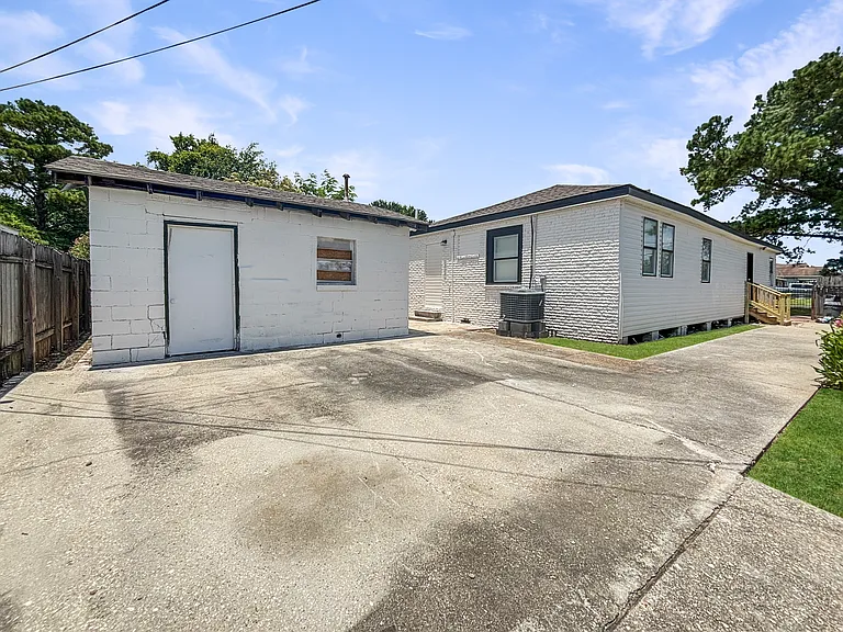 9102 Oleander St — Photo 1