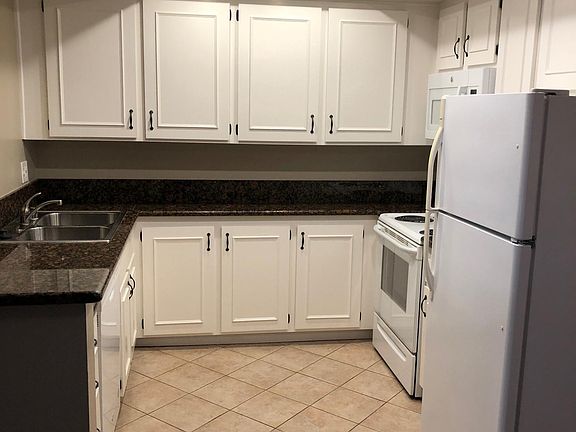 Kitchen: Included microwave,garbage disposal,fridge,dishwasher,