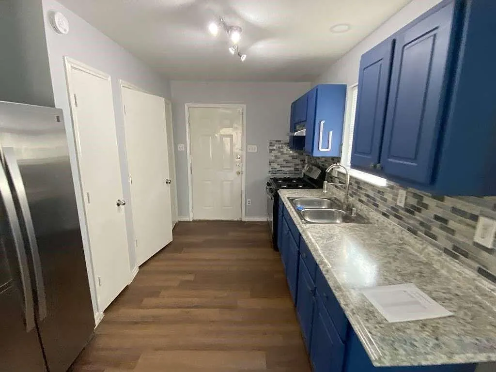 3 bed, 1.0 bath, 1092 sqft, $1,939 — Photo 3