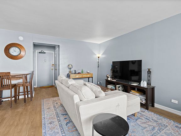 4th image of 253 E Delaware Pl APT 17D