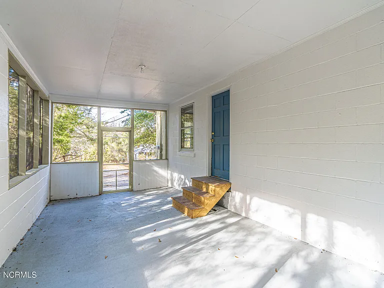 885 S Stephens St — Photo 3