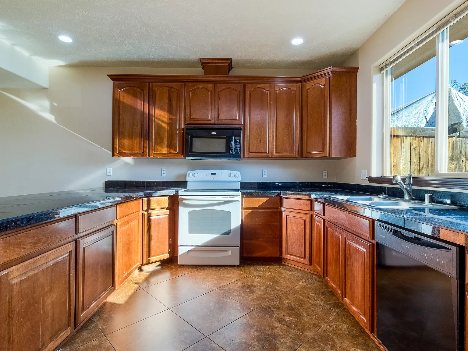 3 bed, 2.5 bath, 1600 sqft, $2,000 — Photo 1