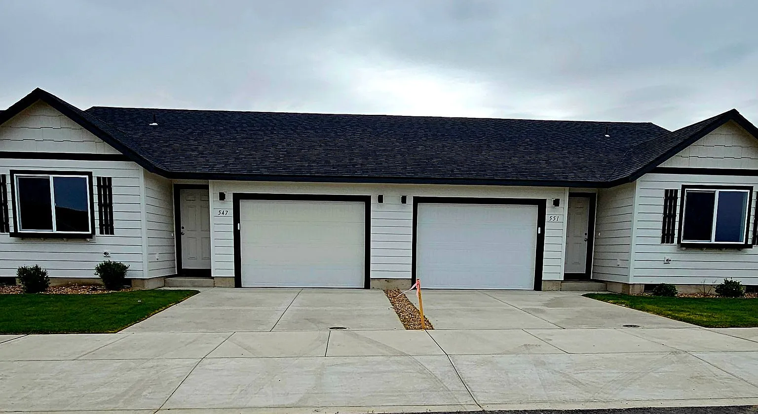 New lower monthly rent $1950 *First full month FREE- with 12 month lease* OAC — Photo 2