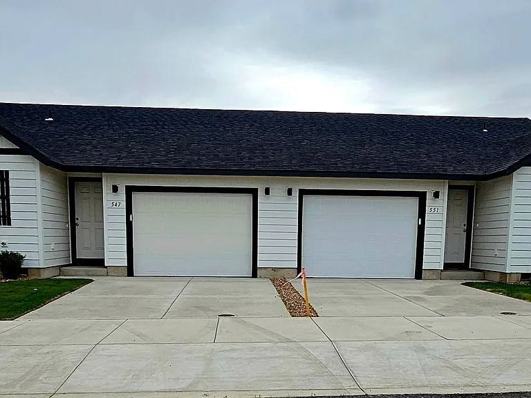 547 SE Polaris St — Photo 2