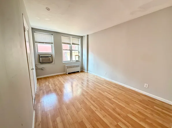 806 Lexington Avenue image 1 of 3