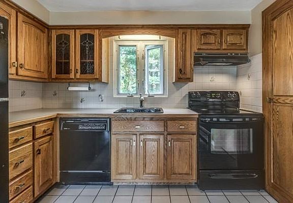 5th image of 675 Lowell St