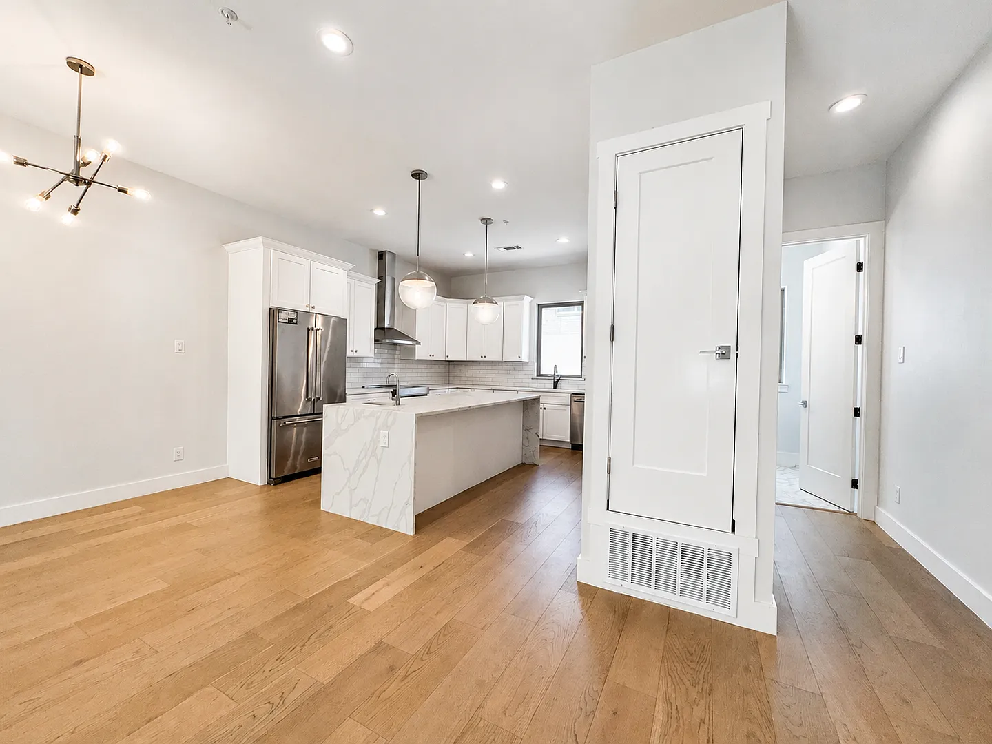Modern Luxury in Farmers Branch — Photo 2