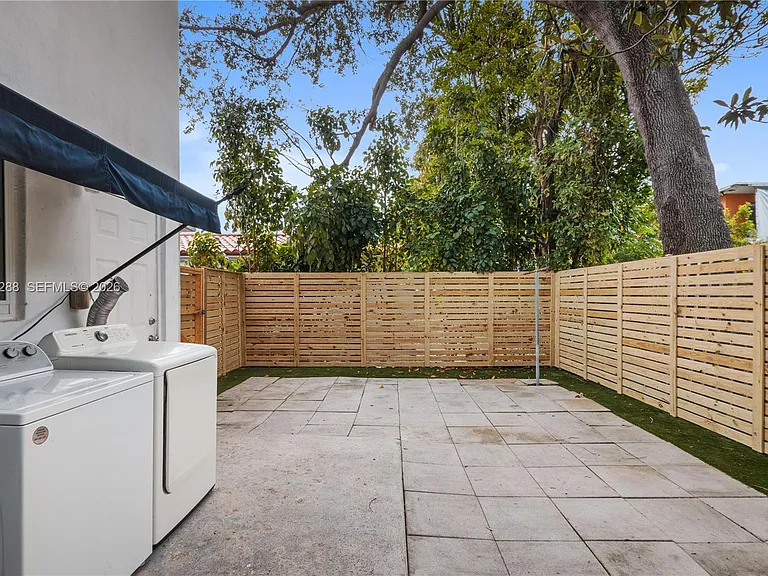 932 SW 6th St #5 — Photo 14