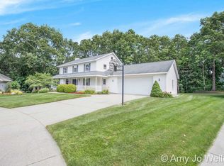 3009 Crownview Ct NE, Grand Rapids, MI