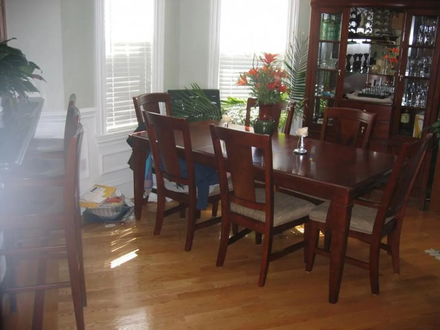 Charming 4 Bedroom-No Broker Fee — Photo 3