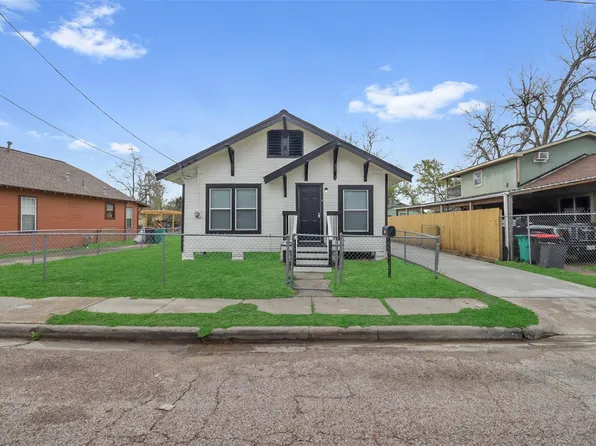 115 E James St, Baytown, TX 77520