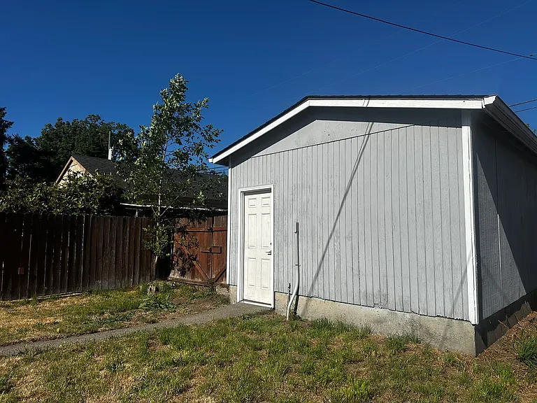 Detached Garage with access in Alley