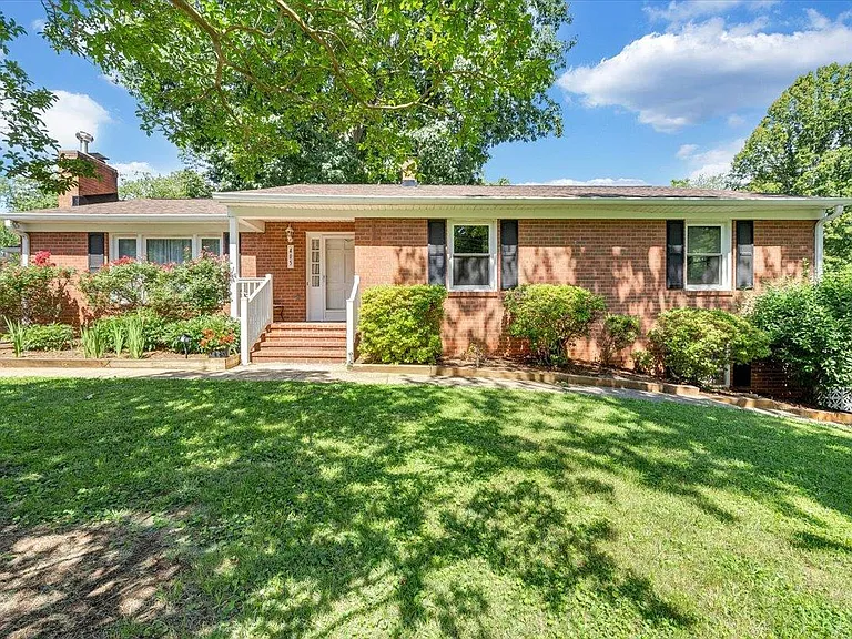 405 Oakland Cir — Photo 2
