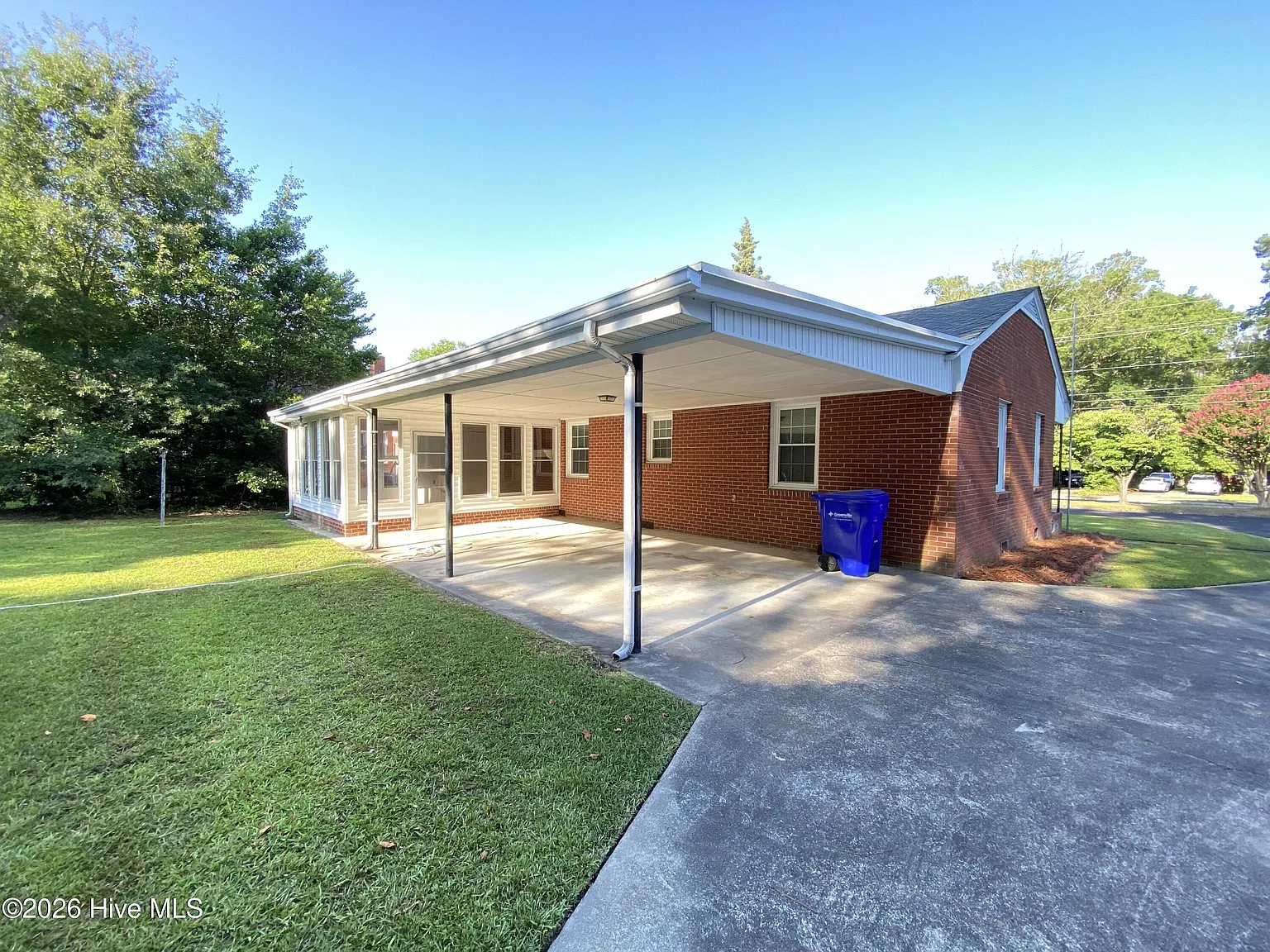 3 bed, 1.0 bath, 1245 sqft, $1,600 — Photo 3