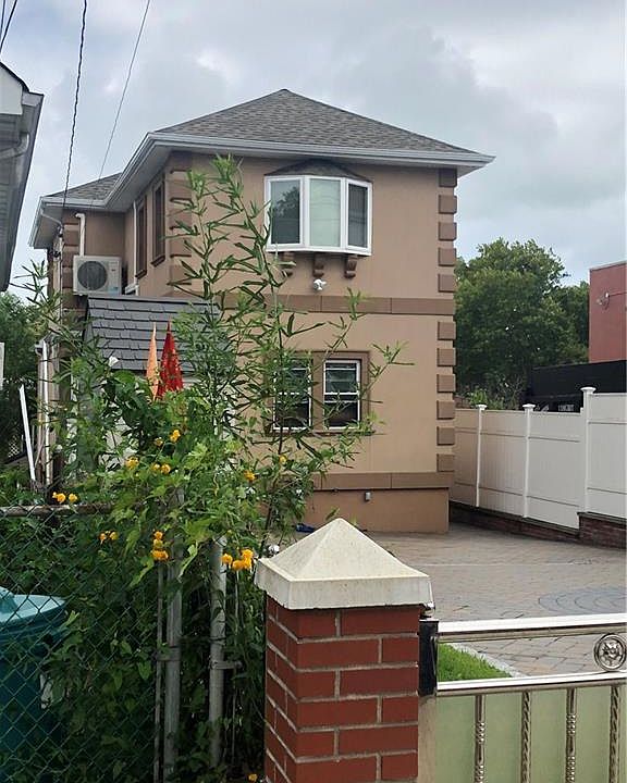 1st image of 2546 Hering Ave