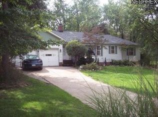 914 Mapleview Dr, Seven Hills, OH 44131