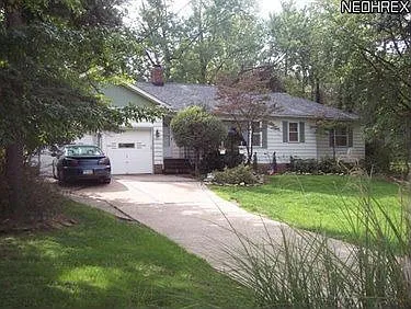 914 Mapleview Dr photo 1