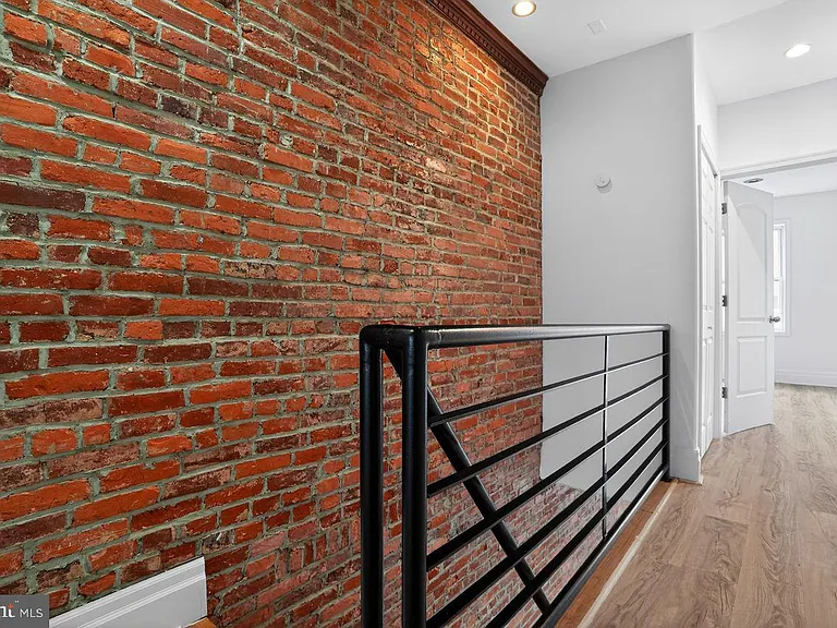 1302 N Dover St — Photo 33