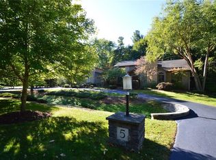 5 Pine Acres Dr, Rochester, NY 14618