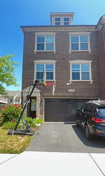 3 bed, 3.5 bath, 3100 sqft, $3,950 — Photo 2