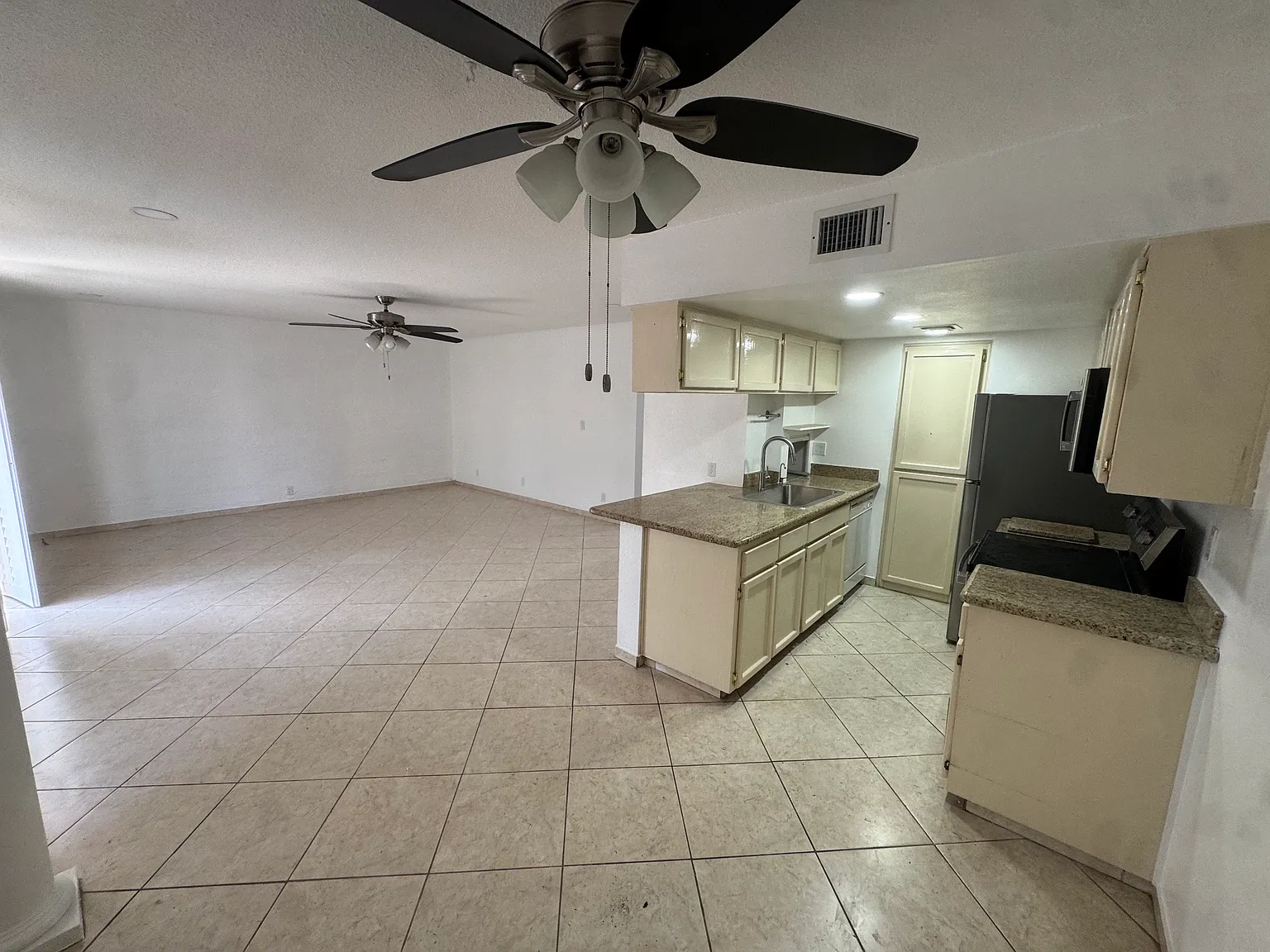 2 bed, 956 sqft, $1,295 — Photo 2