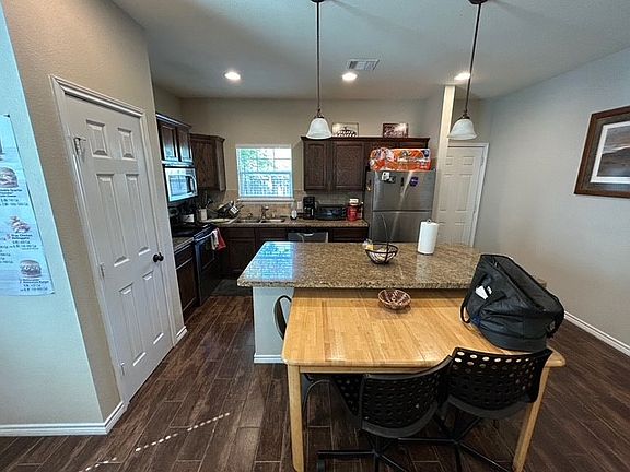 4th image of 105 Sterling St
