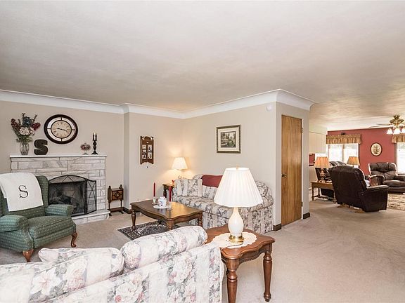 4th image of 24 Oaklawn Dr