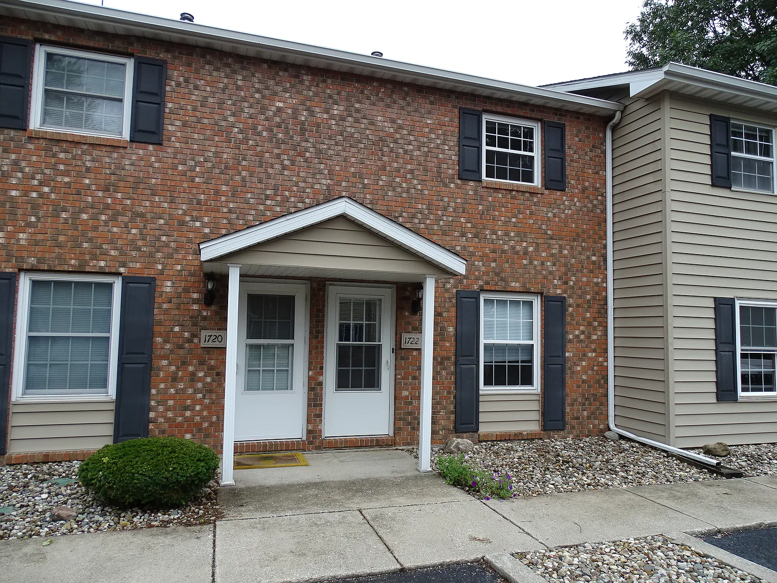 2 bed, 1.5 bath, 1100 sqft, $1,350 — Photo 1