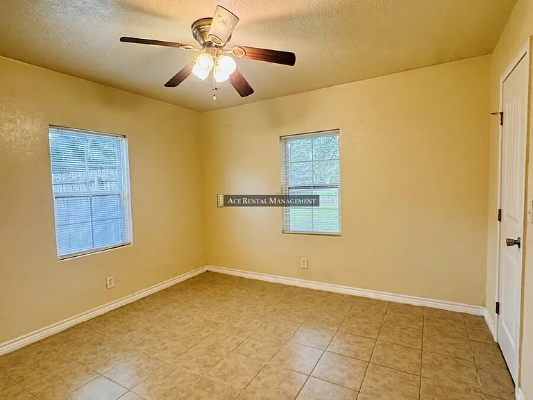 295 Henry St — Photo 10