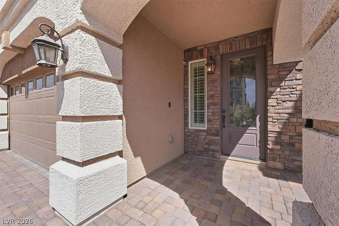 5 bed, 2.5 bath, 2290 sqft, $2,499 — Photo 2