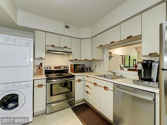 3rd image of 1805 Crystal Dr APT 316S