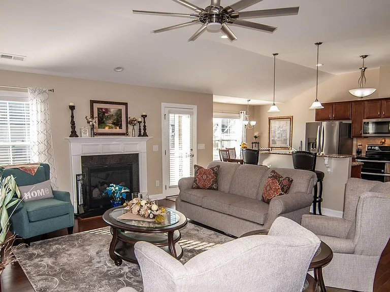 364 Crimson Dr — Photo 3
