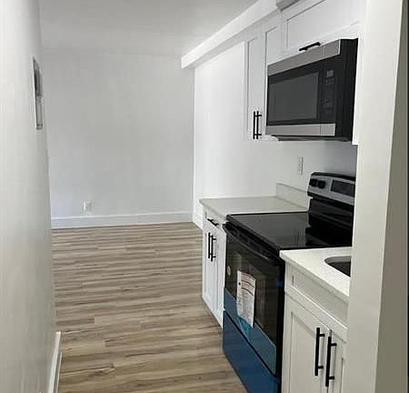 2nd image of 801 SW 15th Ave